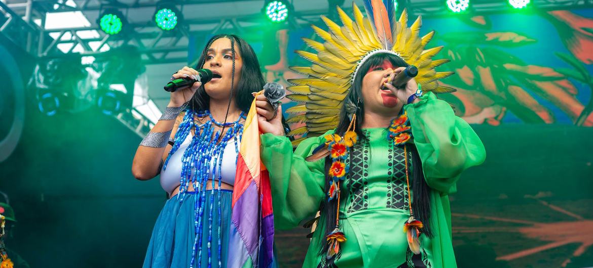 Brisa Flow performing with Brazilian federal deputy Célia Xakriabá. Brisa Flow performing with Brazilian federal deputy Célia Xakriabá.